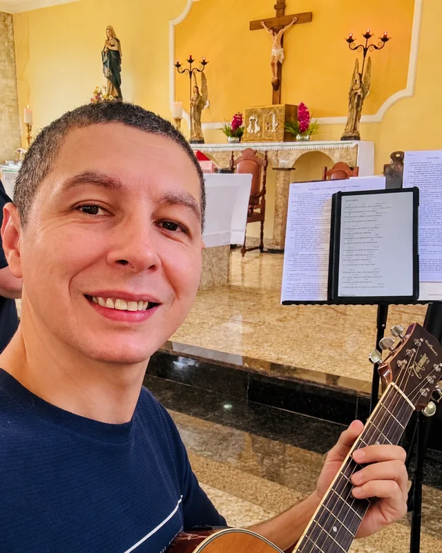 Gean Pacheco com o violão na igreja